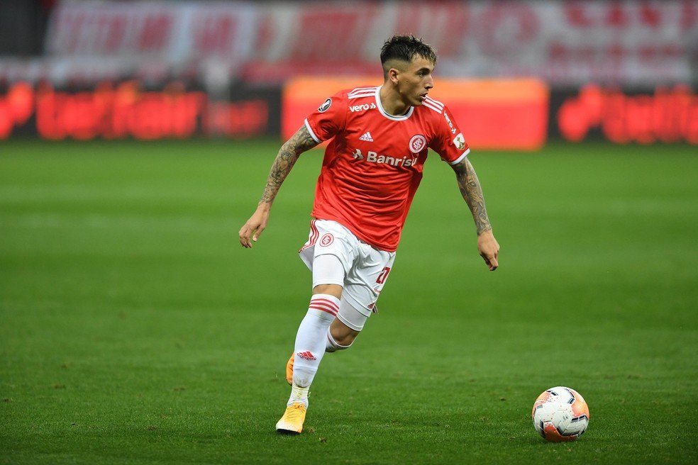 Ex-Internacional, Renzo Saravia é oferecido a Botafogo e Santos, diz jornalista
