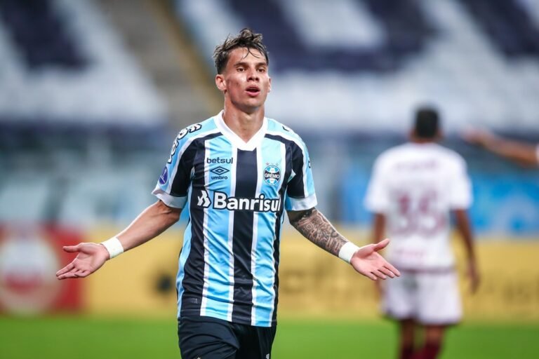Flamengo? Denis Abrahão revela que Grêmio recebeu oito propostas por Ferreira