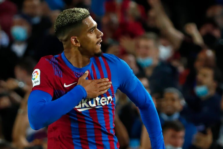 Manchester United faz proposta por Ronald Araújo, do Barcelona