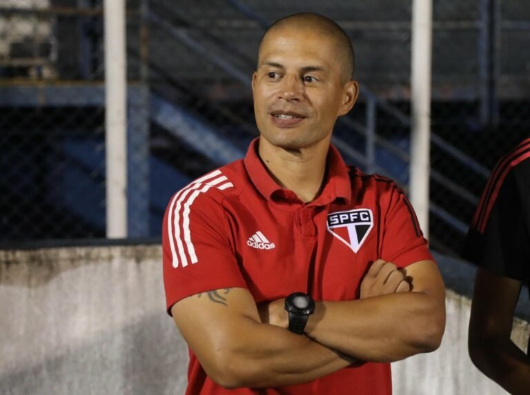 Especulado em clube da Série A, Alex confirma permanência no São Paulo