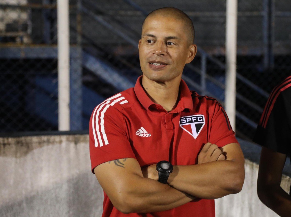 Especulado em clube da Série A, Alex confirma permanência no São Paulo
