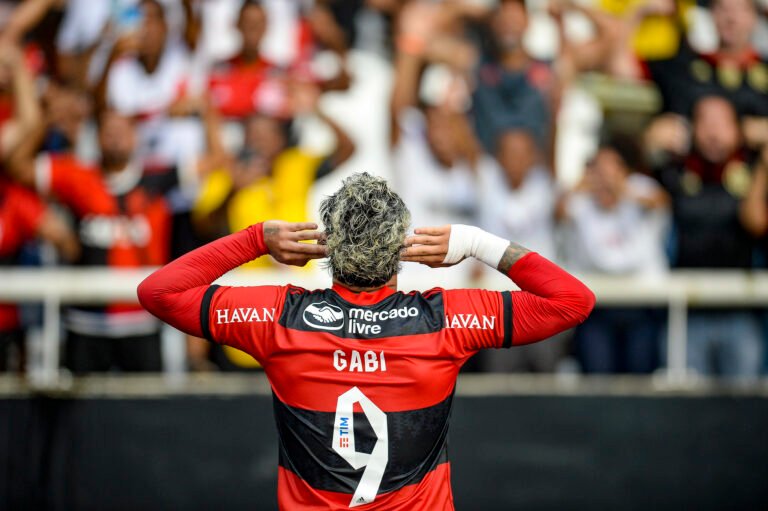 Flamengo publica nota de repúdio sobre insulto racista sofrido por Gabigol