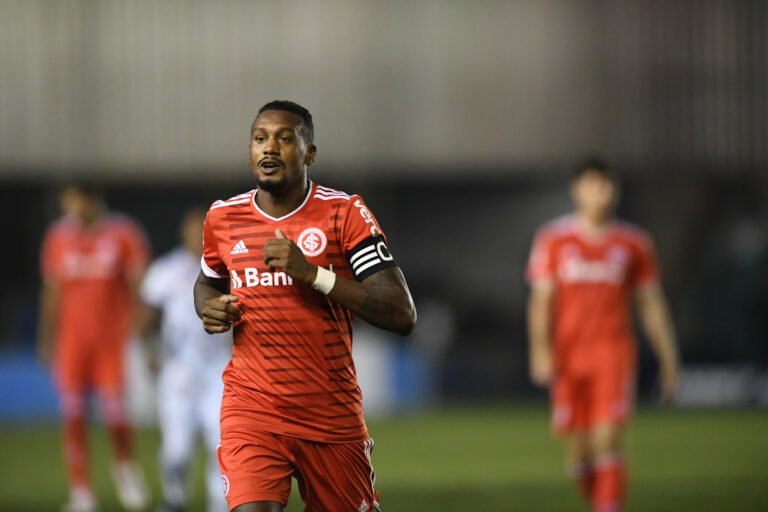 Edenílson é oferecido ao Botafogo, que estuda proposta ao Inter