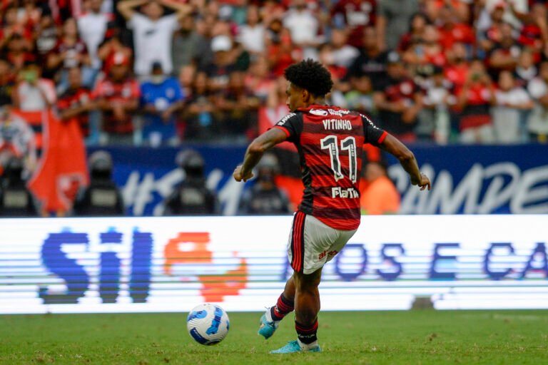 Jornalista explica estratégia de jogadores do Flamengo ao escolher Vitinho para pênalti decisivo