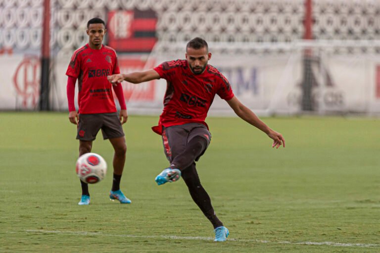 Thiago Maia volta a treinar com elenco do Flamengo após ferimento na perna