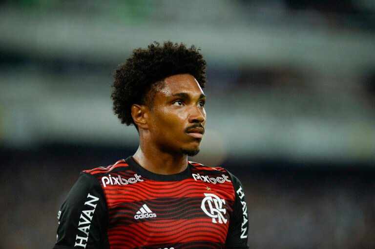 Vitinho completa 200 jogos pelo Flamengo; veja números