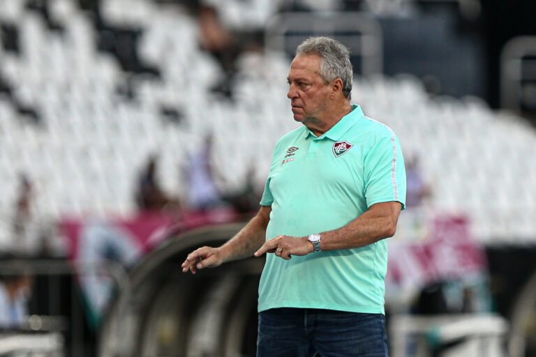 Abel destaca postura do Flu após vitórias nos clássicos: “Sem soberba, com humildade”