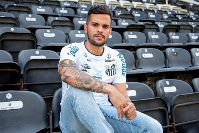 Santos anuncia contratação de Auro, do Toronto FC, por empréstimo