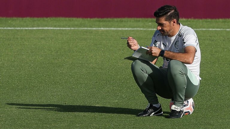 Estudando o adversário: Abel Ferreira acompanhou o jogo do Chelsea do estádio