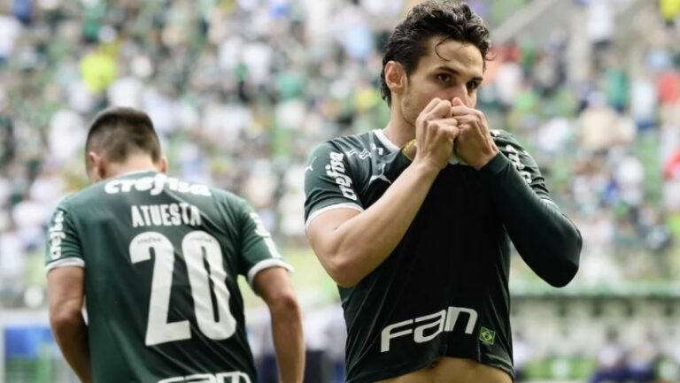 Raphael Veiga segue sem errar pênaltis com a camisa do Palmeiras