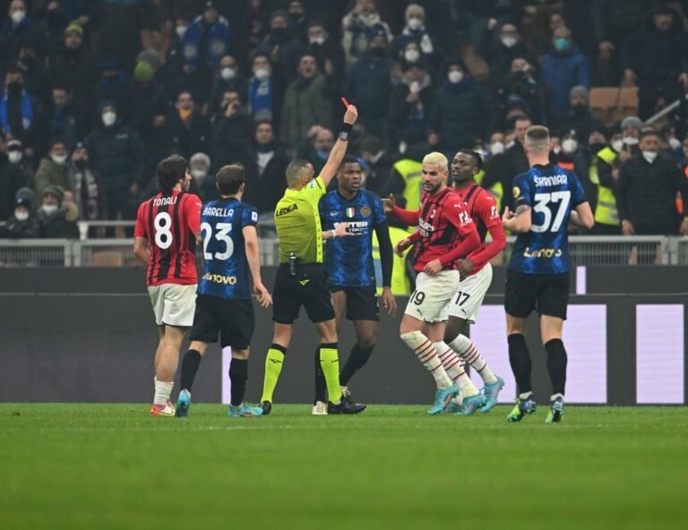Jogadores de Inter e Milan são punidos após confusão em Derby