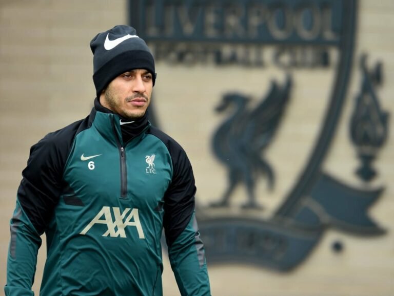 Thiago Alcântara se lesiona e desfalca Liverpool na decisão da Carabao Cup