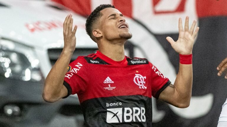 Fortaleza faz consulta, mas Flamengo não aceita negociar João Gomes