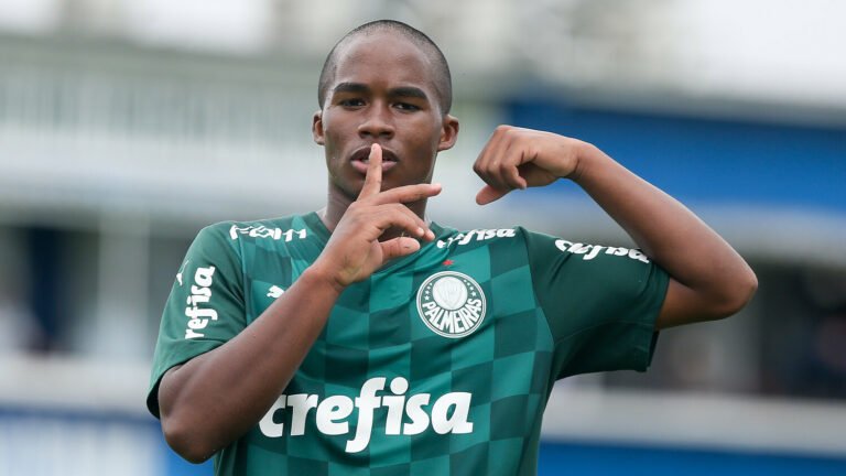 Endrick diz que foco no momento é o Palmeiras