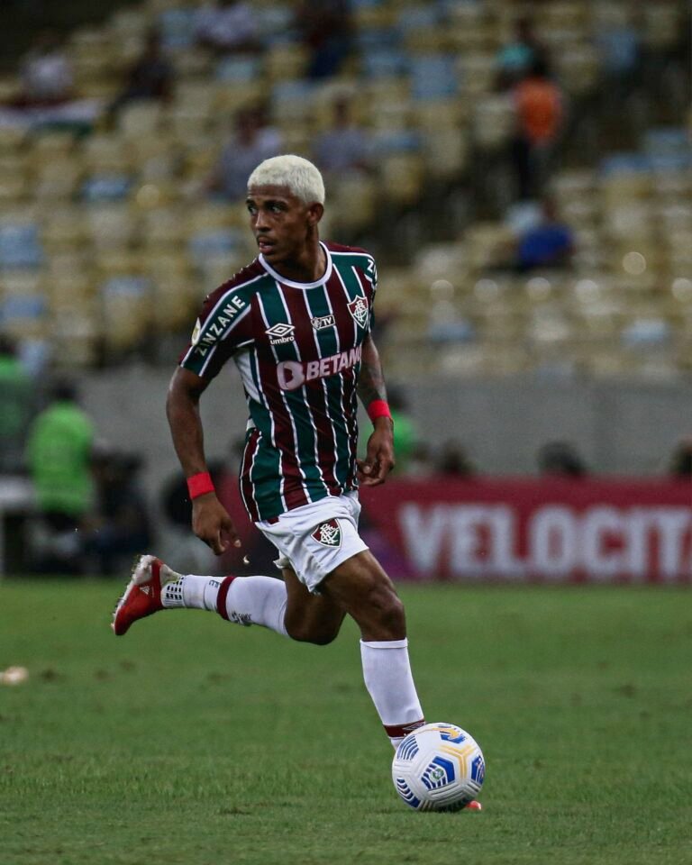 John Kennedy sofre fratura e precisará passar por cirurgia