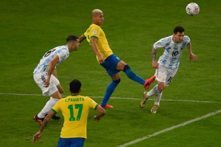 Especulado no PSG, Richarlison elogia Messi: “Gostaria de jogar ao lado dele”