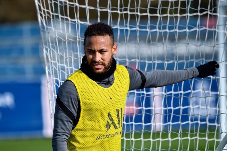 Neymar deve iniciar no banco de reservas contra o Real Madrid, diz jornal