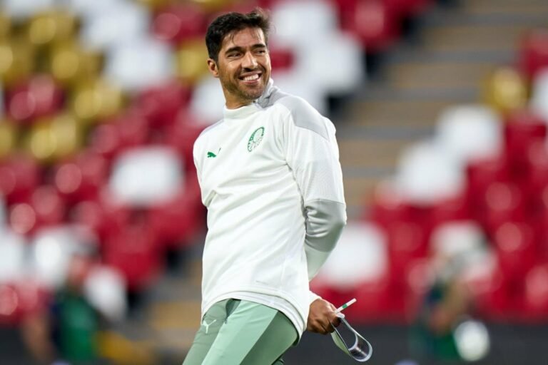 Abel Ferreira segue no radar do Benfica; Palmeiras liga sinal de alerta