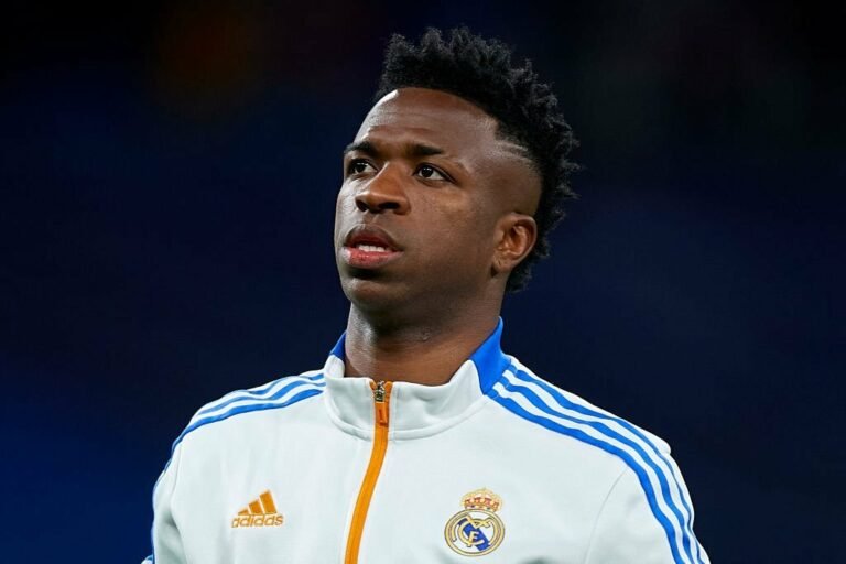 Real Madrid prioriza chegada de Mbappé e trava renovação de Vinícius Jr.