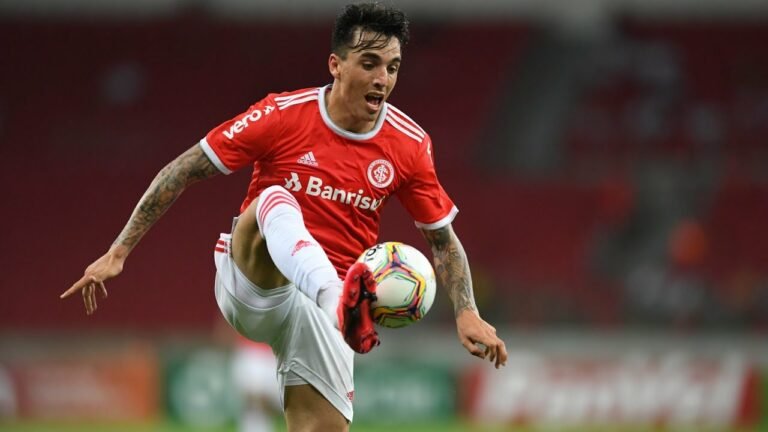 Santos demonstra interesse em Renzo Saravia, ex-Internacional