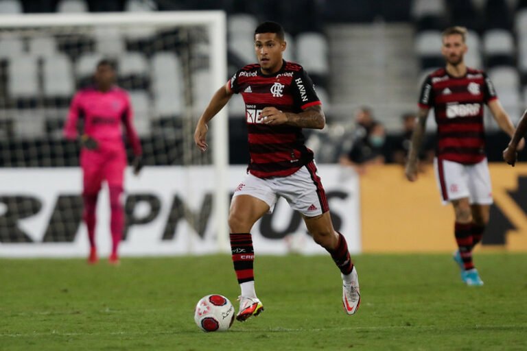 Joao-Gomes-em-acao-pelo-Flamengo-contra-o-Botafogo-pelo-Campeonato-Carioca-2022