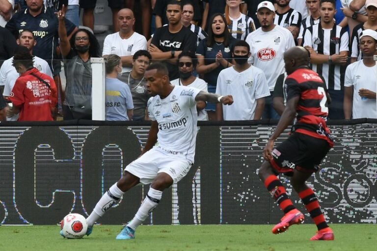 Lucas Pires esquenta a briga pela lateral esquerda, veja seus números