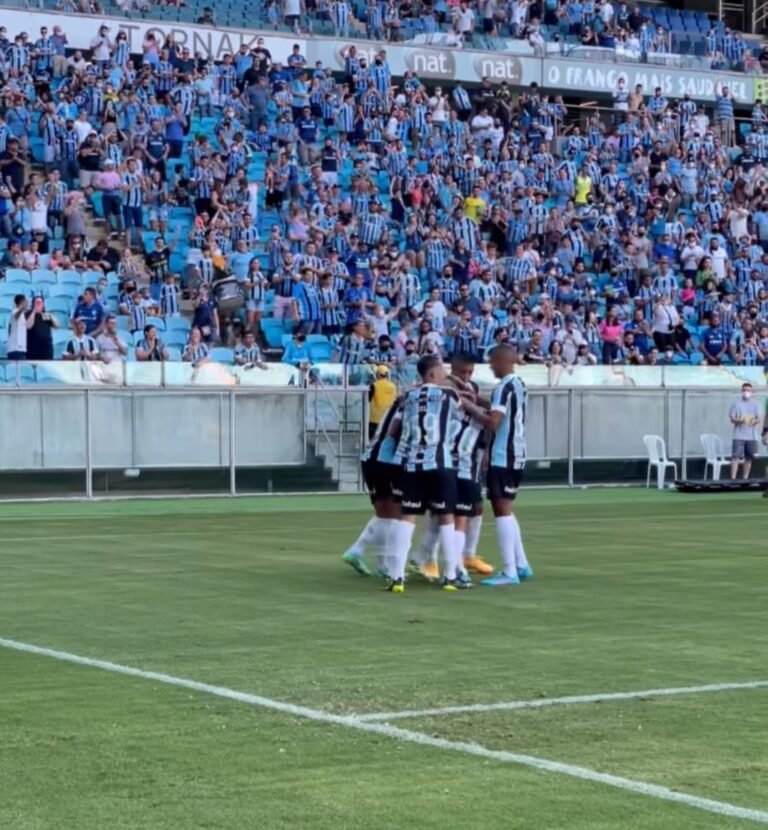 Grêmio goleia o São Luiz na reestreia de Roger Machado