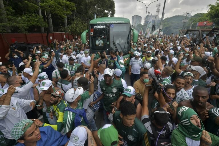 Partiu! Palmeiras embarca para disputar Mundial com festa da torcida