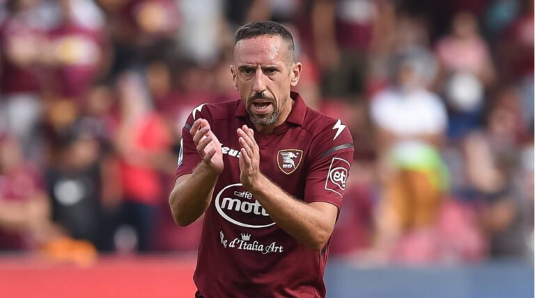 Ribéry sofre traumatismo craniano após acidente; atacante está bem