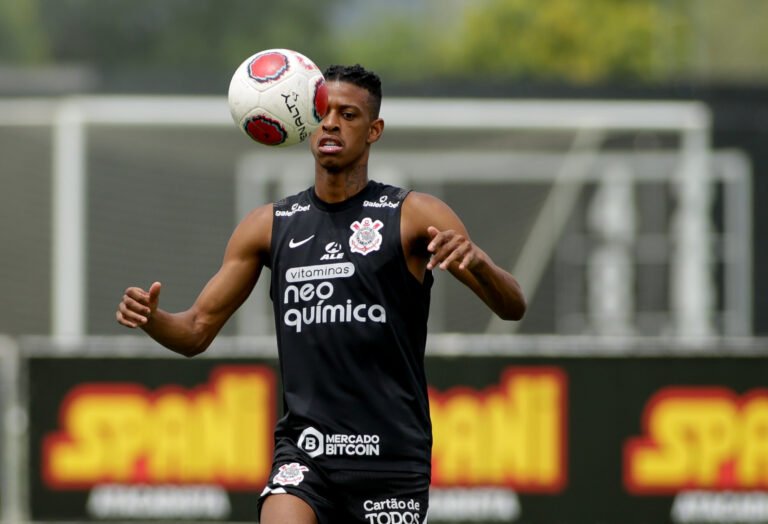 Acusado de estupro, Robson Bambu é multado pelo Corinthians por atrasos