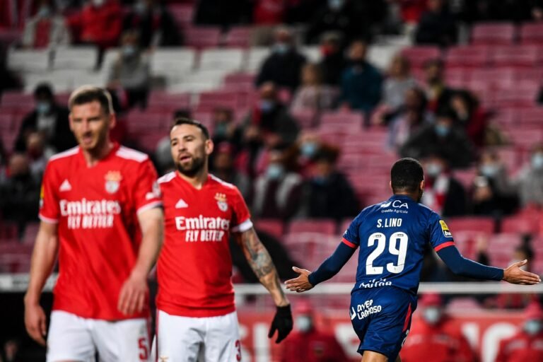 Benfica perde com o Gil Vicente e vê distância para o líder aumentar