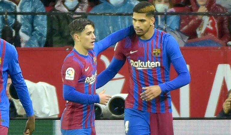 Barcelona planeja renovar com três jogadores; veja quem são