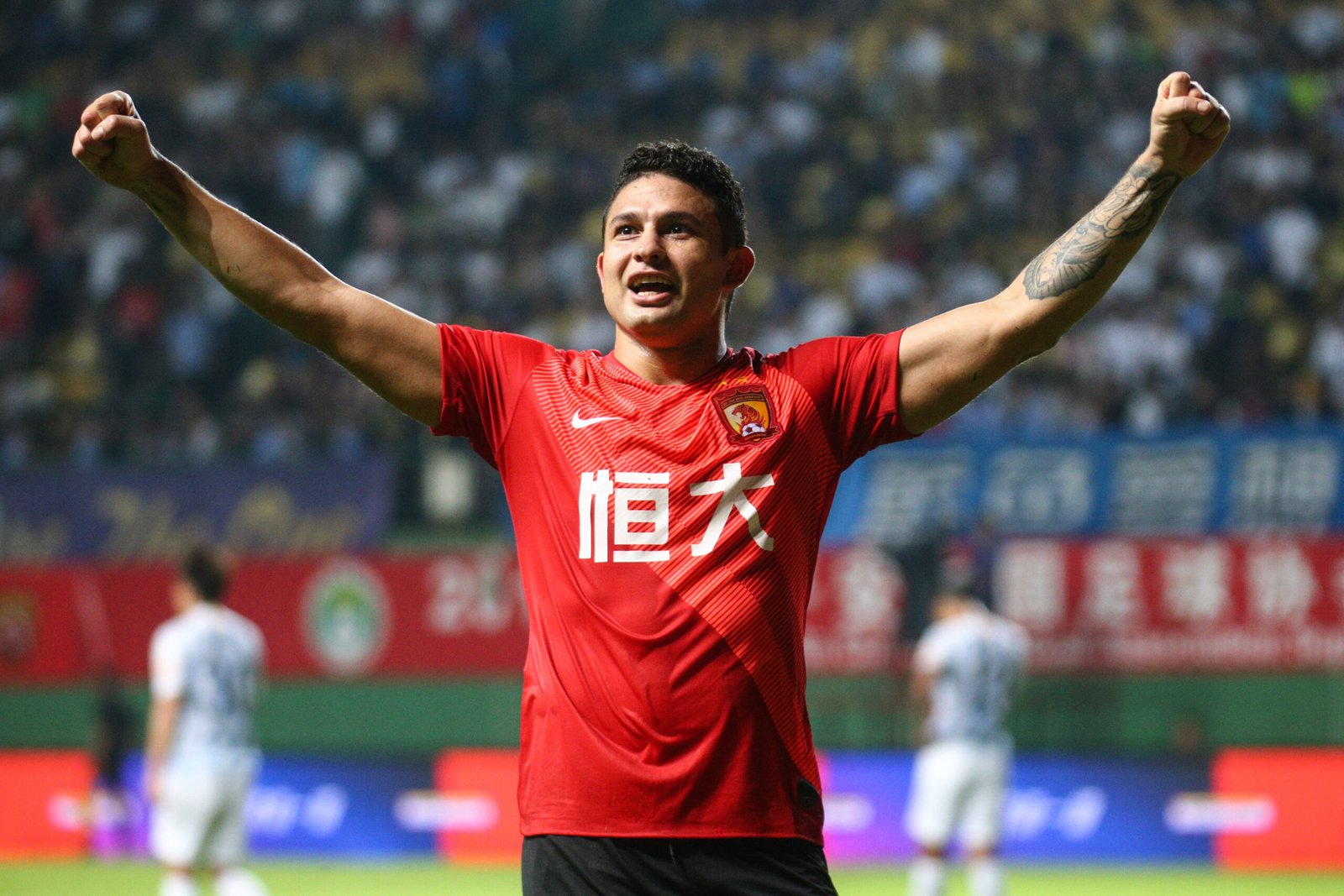 Ceará faz proposta e espera decisão do atacante Elkeson