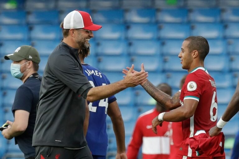 Thiago Alcântara volta a treinar com o Liverpool