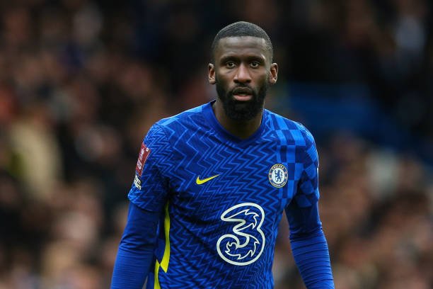 Manchester United aceita pagar salário astronômico de Rüdiger e pode superar Real Madrid e Bayern