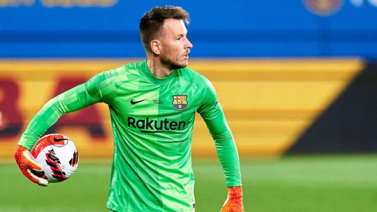 Flamengo segue interessado no goleiro Neto, do Barcelona