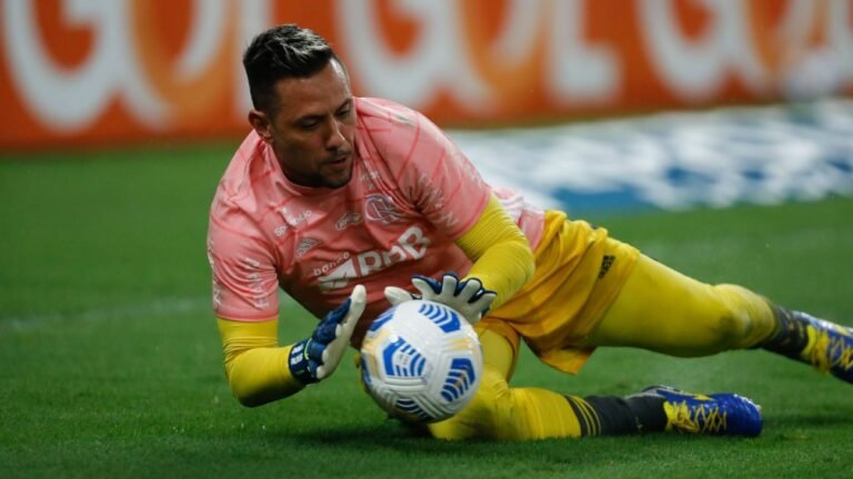 Diego Alves pode ser negociado pelo Flamengo, diz jornalista