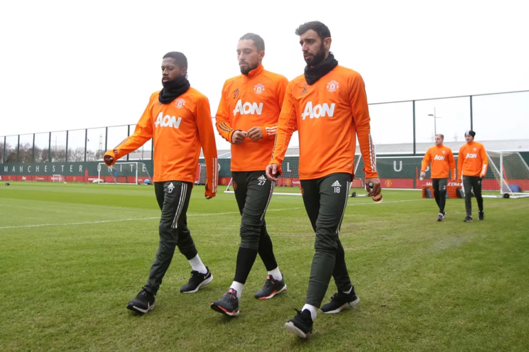 Telles e Fred positivam para Covid e desfalcam Manchester United