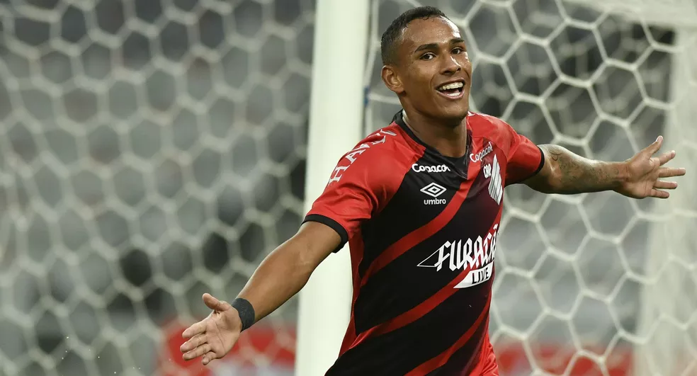 Reinaldo desfalcará o Athletico por seis meses