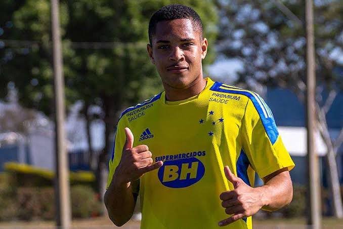 Jornal espanhol destaca Vitor Roque: “A grande joia de Ronaldo”