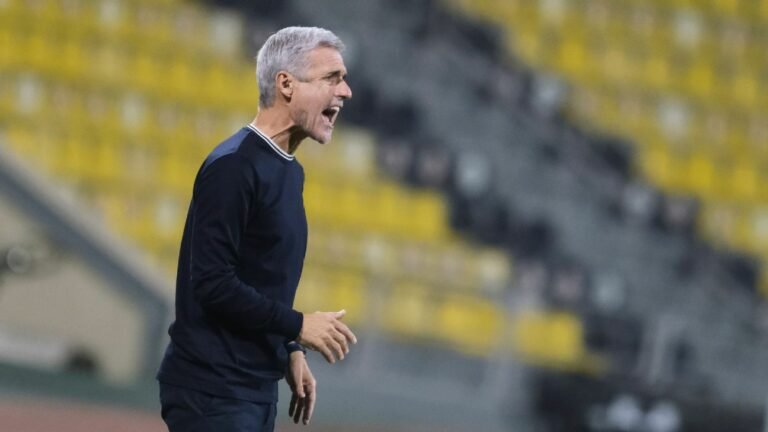 Luís Castro aceita proposta do Corinthians e define data para chegar ao Brasil