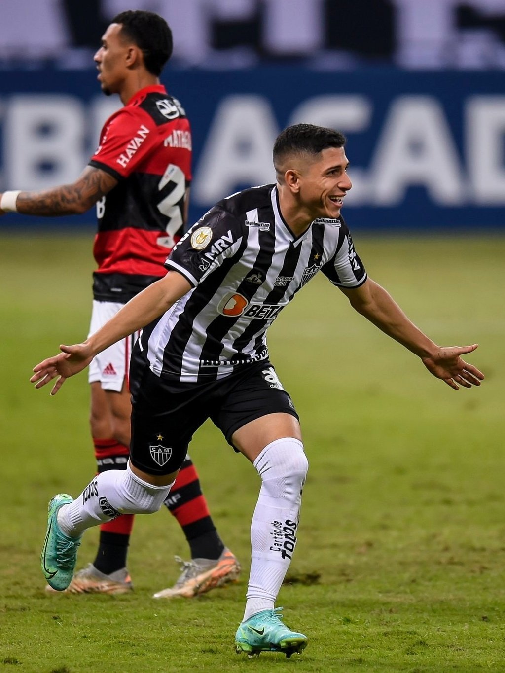 savarino-marcou-os-dois-gols-do-atletico-mg-na-vitoria-por-2-a-1-sobre-o-flamengo-1625705366416_v2_3x4