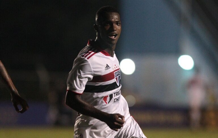 De saída do São Paulo, Vitinho se aproxima de acerto com o Porto