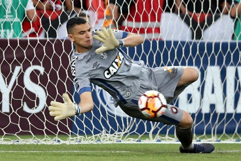 Flamengo tem interesse em Santos, do Athletico-PR