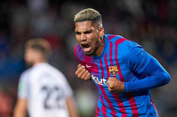 Desejo do Real Madrid, Araújo atrai interesse de mais dois gigantes ingleses