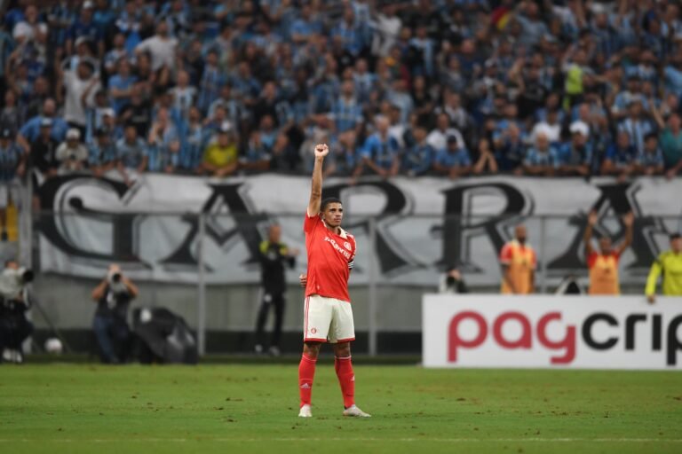Taison desabafa após eliminação no Gauchão: “Quem quiser, que saia”