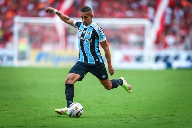 Nicolas tem lesão na panturrilha e desfalca o Grêmio contra o Ypiranga