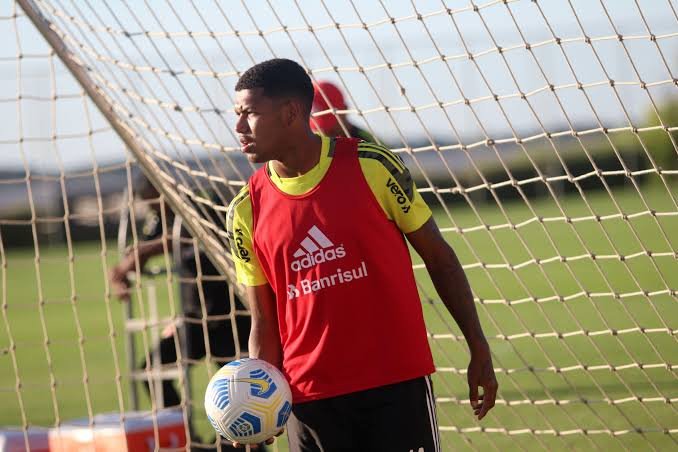 Representantes de jovem lateral do Inter procuram interessados na Europa