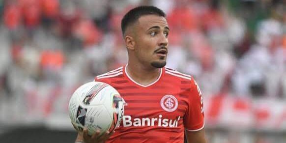 Vasco busca lateral do Internacional, mas valores impedem negociação