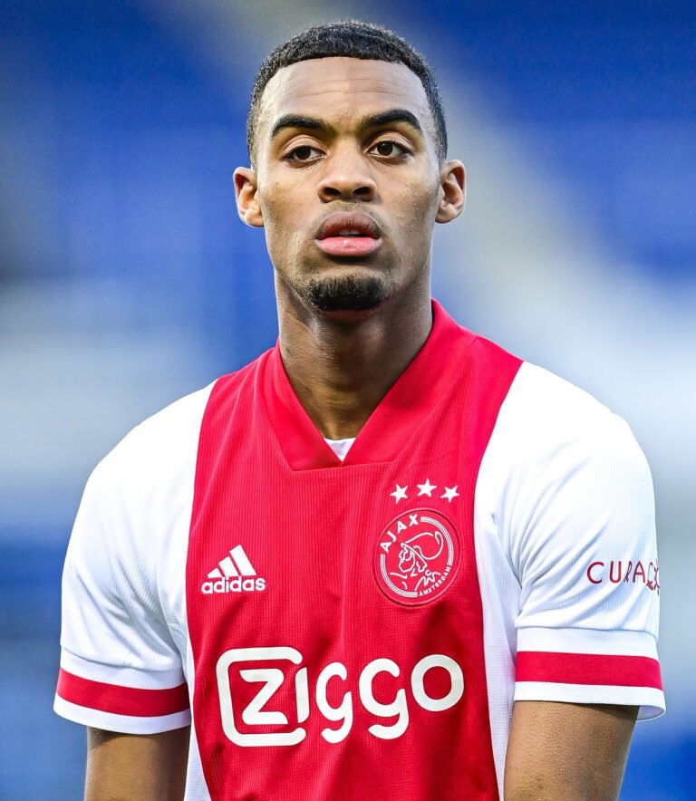 Manchester United e mais quatro clubes têm interesse em meia do Ajax